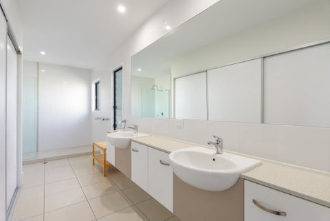 Unit 3 Rainbow Surf - Modern, Double Storey Townhouse With Large Shared Pool, Close To Beach And Shop - Accommodation Ballina 1