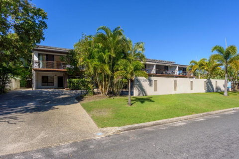 Unit 4 Rainbow Surf - Modern, Double Storey Townhouse With Large Shared Pool, Close To Beach And Shop - Accommodation Ballina 1