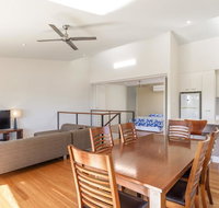 Unit 5 Rainbow Surf - Modern double storey townhouse with large shared pool close to beach and shop - Accommodation Ballina