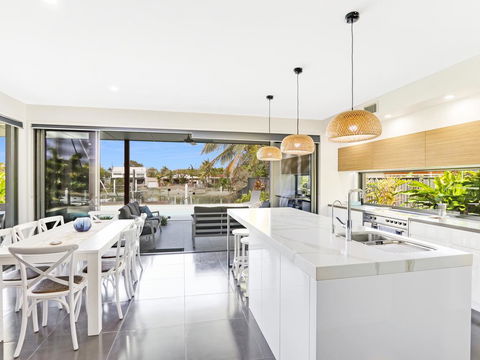 WATERFRONT HOME BORDERING MOOLOOLABA - Accommodation Ballina 3