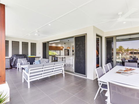 WATERFRONT HOME BORDERING MOOLOOLABA - Accommodation Ballina 2