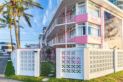 The Pink Hotel Coolangatta - Accommodation Ballina 1