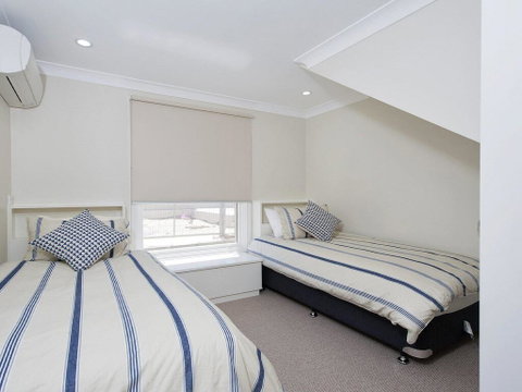 Whispering Sands', 10 Sandy Point Road - Luxury Waterfront Home With Aircon, WIFI & Foxtel - Accommodation Ballina 2