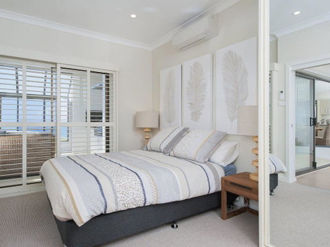 Whispering Sands', 10 Sandy Point Road - Luxury Waterfront Home With Aircon, WIFI & Foxtel - Accommodation Ballina 1