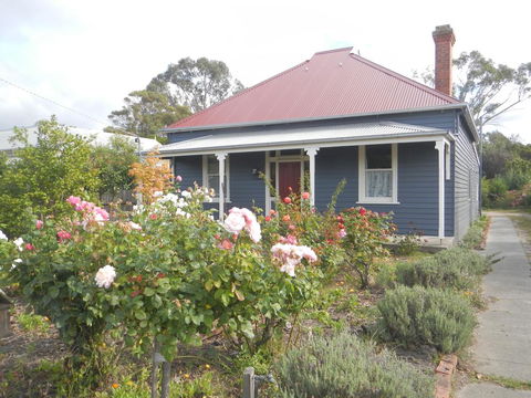 Yarram Cottage: Art And Accommodation - Accommodation Ballina 0