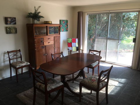 Yarram Cottage: Art And Accommodation - Accommodation Ballina 3