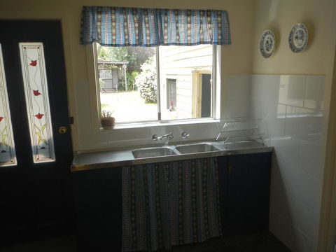 Yarram Cottage: Art And Accommodation - Accommodation Ballina 2