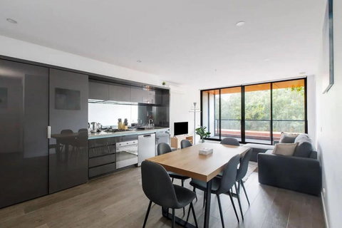 A 3BR Apt Next To Melbourne Zoo FREE Parking - Accommodation Ballina 0