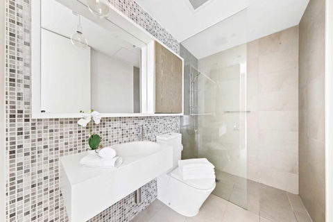 A Chic Apt With A Large Balcony Next To Grand Prix - Accommodation Ballina 4