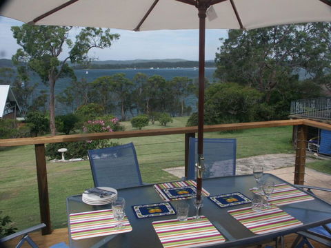 A LAKEHOUSE ESCAPE - A Waterfront Reserve On Shores Of Lake Macquarie - Accommodation Ballina 1