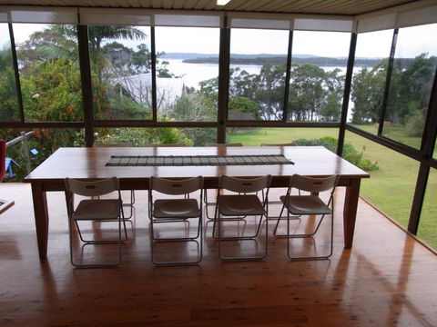 A LAKEHOUSE ESCAPE - A Waterfront Reserve On Shores Of Lake Macquarie - Accommodation Ballina 3