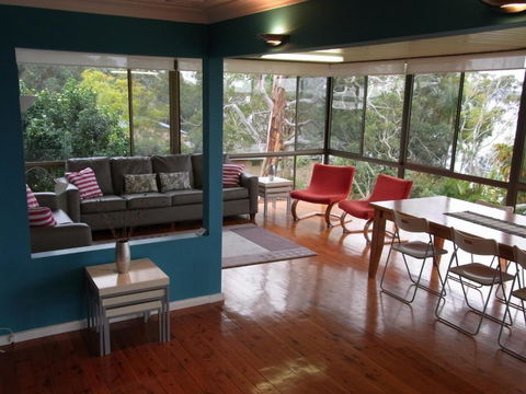 A LAKEHOUSE ESCAPE - A Waterfront Reserve On Shores Of Lake Macquarie - Accommodation Ballina 2