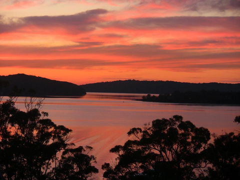 A LAKEHOUSE ESCAPE - A Waterfront Reserve On Shores Of Lake Macquarie - Accommodation Ballina 0