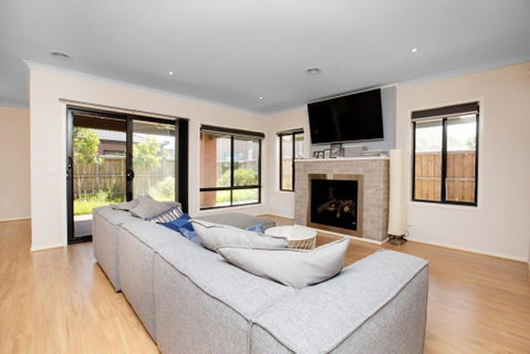 Absolutely Stunning - Bayside Point Cook 5BR Home - Accommodation Ballina 1