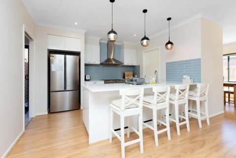 Absolutely Stunning - Bayside Point Cook 5BR Home - Accommodation Ballina 2
