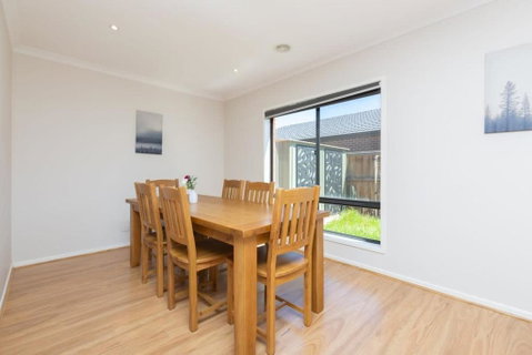 Absolutely Stunning - Bayside Point Cook 5BR Home - Accommodation Ballina 3