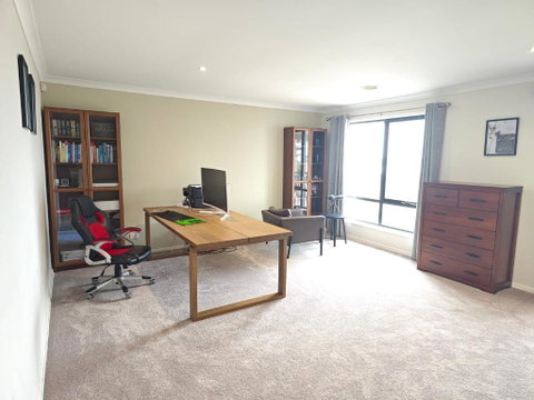 Absolutely Stunning - Bayside Point Cook 5BR Home - Accommodation Ballina 4