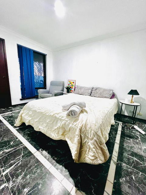 Affordable Beautiful Queen Bedroom Near City Swan River Fremantle University - Accommodation Ballina 0