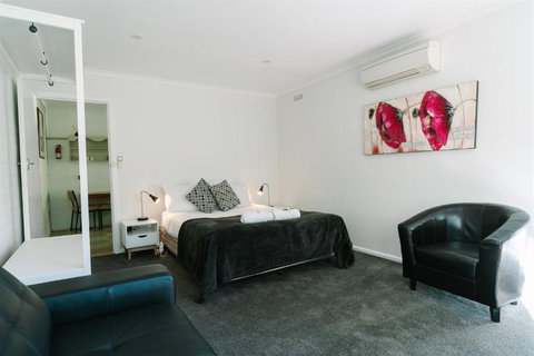 Alpine Riverside Cottages - Accommodation Ballina 2