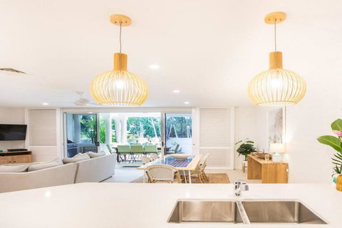 Amaroo Villa - Absolute Beachfront Port Douglas - Accommodation Ballina 2