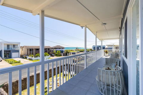 Anna Bay Beach Shack 44 Ocean Avenue Fantastic 2 Storey House With Spectacular Views - Accommodation Ballina 3