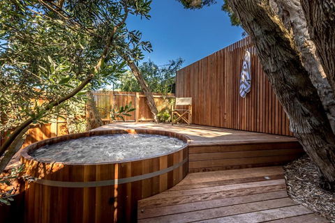Aura Hot Tub Retreat - Unique Cedar Hot Tub Experience, 650m To Tyrone Foreshore - Accommodation Ballina 0