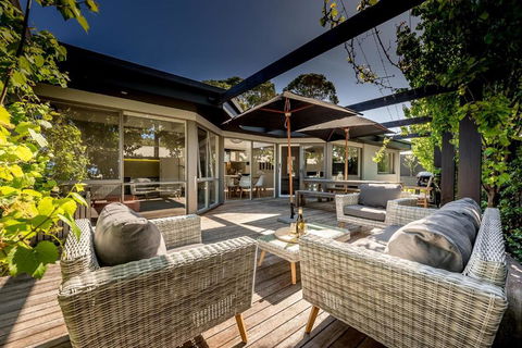 Aura Hot Tub Retreat - Unique Cedar Hot Tub Experience, 650m To Tyrone Foreshore - Accommodation Ballina 2