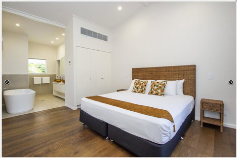 Reflections Emerald Villa 1 - Accommodation Ballina 4