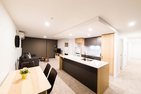Mid Night Apartment Canberra City Onsite Parking - Accommodation Ballina 2