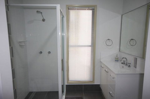 1 Naiad Court - Lowset Family Home With Swimming Pool And Covered Deck. Pet Friendly - Accommodation Ballina 3