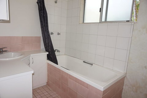 11 Bomburra Court - Rainbow Beach, Comfortable Beach House, Plenty Of Boat Parking - Accommodation Ballina 1