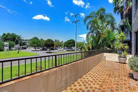 14 'THE DUNES', 38 MARINE DR - LARGE UNIT WITH POOL, TENNIS COURT AND DIRECTLY ACROSS FROM FINGAL - Accommodation Ballina 2
