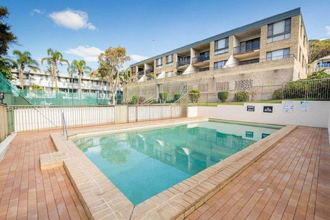 14 'THE DUNES', 38 MARINE DR - LARGE UNIT WITH POOL, TENNIS COURT AND DIRECTLY ACROSS FROM FINGAL - Accommodation Ballina 3