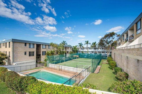 14 'THE DUNES', 38 MARINE DR - LARGE UNIT WITH POOL, TENNIS COURT AND DIRECTLY ACROSS FROM FINGAL - Accommodation Ballina 0