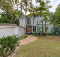 2 Satinwood Drive - Rainbow Shores Executive Level Beach House Pool Walk to Beach - Accommodation Ballina
