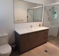 26 Satinwood Drive- Low set modern sleeps 8 - Accommodation Ballina