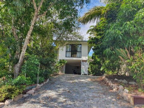 27 Bomburra Court - Rainbow Beach, Spacious, Comfortable, Large Deck, Private - Accommodation Ballina 2