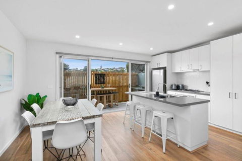 CASA EMEC- PETS WELCOME Luxury, Aircon, Walk To The Shops And Beach! Outdoor Shower And Garage Parking - Accommodation Ballina 0