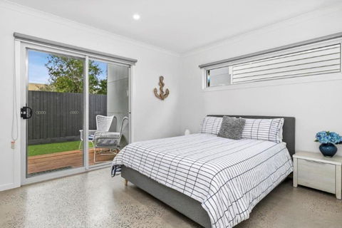 CASA EMEC- PETS WELCOME Luxury, Aircon, Walk To The Shops And Beach! Outdoor Shower And Garage Parking - Accommodation Ballina 3