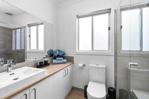 CASA EMEC- PETS WELCOME Luxury, Aircon, Walk To The Shops And Beach! Outdoor Shower And Garage Parking - Accommodation Ballina 2