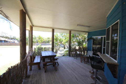 CASTAWAY BEACH HOUSE- NO Parties - NO Pets - Accommodation Ballina 3
