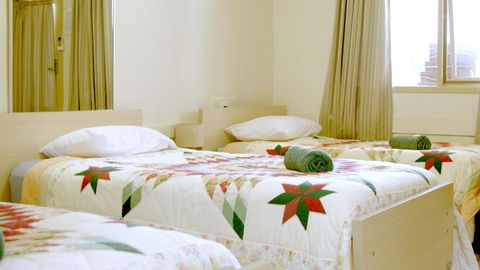 CATALINA Lake-front RETREAT - Accommodation Ballina 3