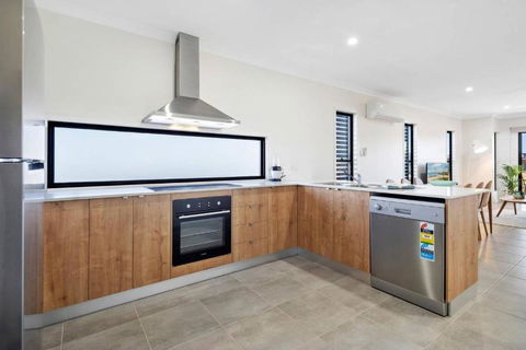 DAYDREAMING Airlie Beach, Water Views & Only 200m To Boardwalk. - Accommodation Ballina 4