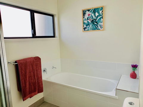 DAYDREAMING Airlie Beach, Water Views & Only 200m To Boardwalk. - Accommodation Ballina 3