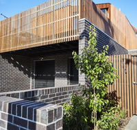 3-Bed House With Rooftop and Parking Near Yarra Park - Accommodation Ballina