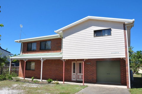 31 Bombala Crescent - Two Storey Home With Covered Outdoor Deck, Fully Fenced Backyard. Pet Friendly - Accommodation Ballina 3