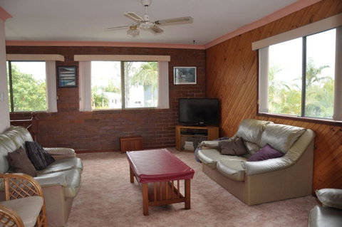 31 Bombala Crescent - Two Storey Home With Covered Outdoor Deck, Fully Fenced Backyard. Pet Friendly - Accommodation Ballina 2
