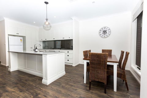 4 Bedroom Inner City Townhouse - SLEEPS 9 !! - Accommodation Ballina 3