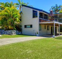 40 Rumbalara Avenue - Rainbow Beach Entertain on the spacious verandah overlooking beautiful Rainbow Beach - Accommodation Ballina
