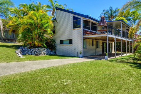 40 Rumbalara Avenue - Rainbow Beach, Entertain On The Spacious Verandah Overlooking Beautiful Rainbow Beach - Accommodation Ballina 0